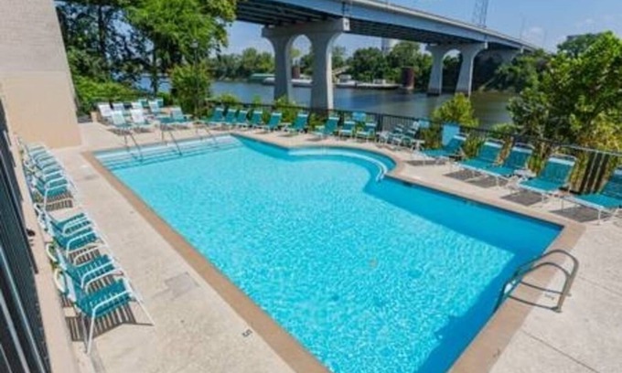East Bank Condominio | Captain's Quarters Riverfront # 3