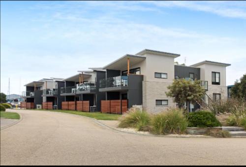 Paynesville Apartamento | Captains Cove 1st Floor Spa Luxury Apartments - Free Netflix