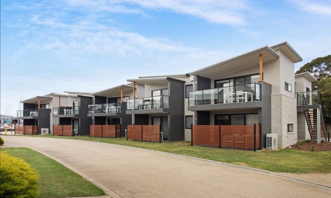 Paynesville Apartamento | ⭐️CAPTAINS COVE LUXURY APARTMENTS 1ST FLOOR SPA DELUXE & FREE NETFLIX