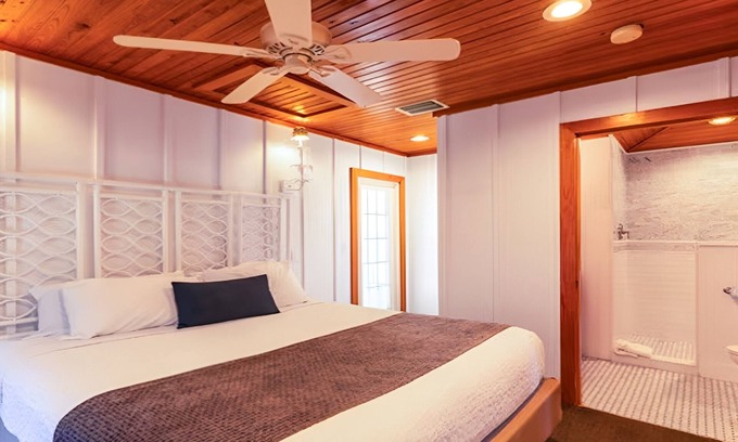 Captiva Hotel | Captivating 1BR Cottage w/Porch | Outdoor Swimming Pools | Free Parking