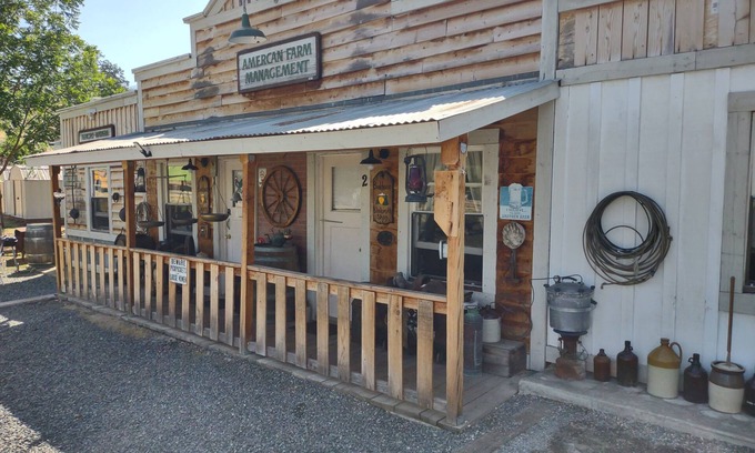 Springville Casa | Captivating Barn-Blacksmith Shop nearby GIANT SEQUOIAS