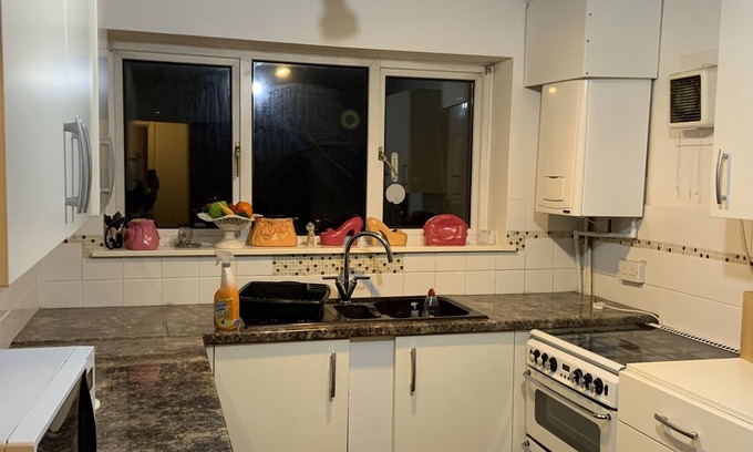 Lacey Green Casa | Captivating Bungalow With Garden in High Wycombe