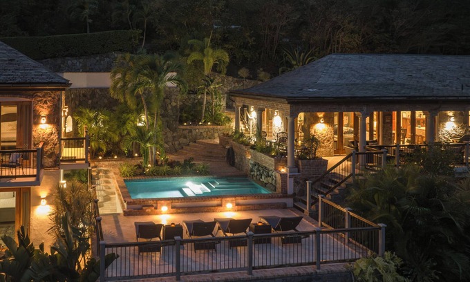 Gift Hill Casa | Cara Mia beautiful 3 king BR, 3.5 bath, whole house generator views private pool