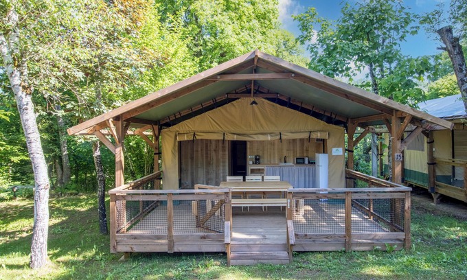Saint-Martial-de-Nabirat Alquiler De RV | Caravana 'Lodge 8 Personnes' con piscina compartida, terraza privada y Wi-Fi