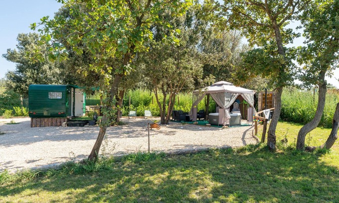 Pernes-les-Fontaines Alquiler De RV | Caravana "Cocoon Insolite" con terraza privada y Wi-Fi