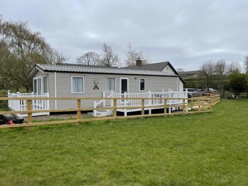 Holcot Casa | Caravan in Holcot - Sleeps 6 - Pet Friendly