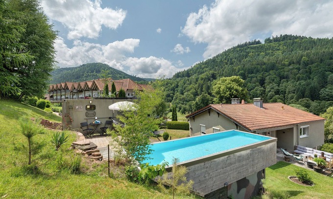 Bad Wildbad Casa | Caravana 'Poolhouse' con vistas a la montaña, piscina privada y Wi-Fi