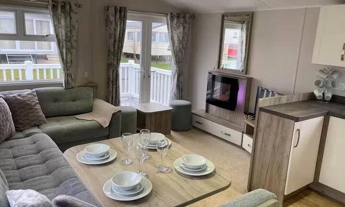 Dogdyke Chalet De Esquí | Caravan-Sleep8-HotTub-FreeP-Balcony-FamilyFriendly