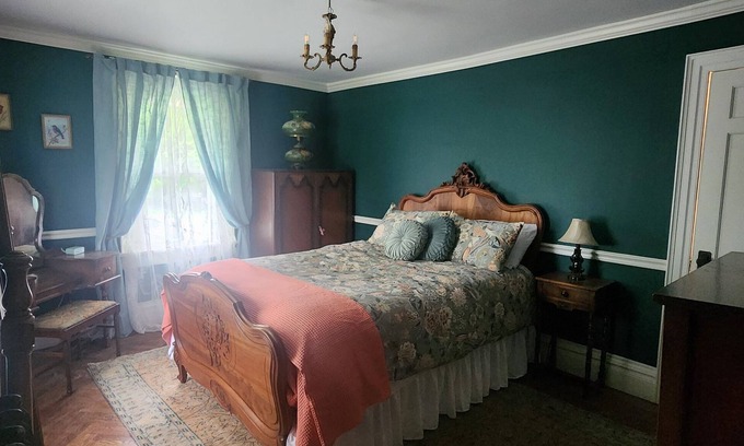 Montgomery Casa | Cardinal Farm-The Bluebird Room