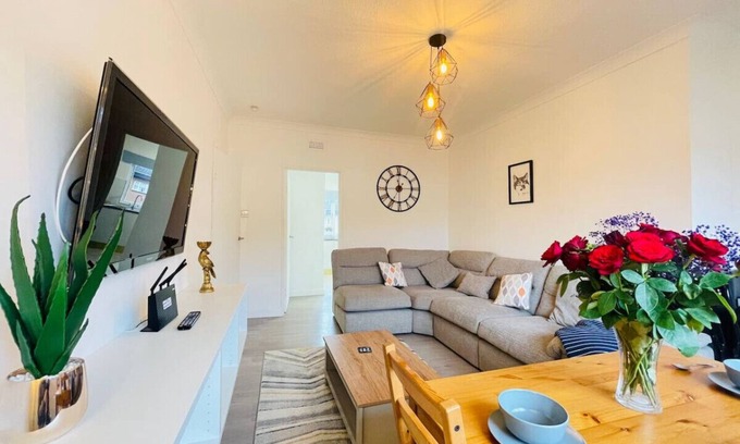 Crookston Apartamento | Cardonald Central - stylish three bedroom apartment