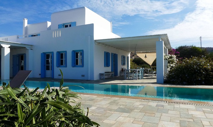 Naxos Villa | Care Naxos Cheerful 5 bedroom villa with pool on the beach