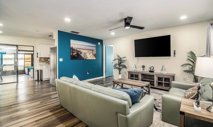 Winter Haven Casa | Carefree Cove on Lake Connie - With Hot Tub! 15 mins to Legoland
