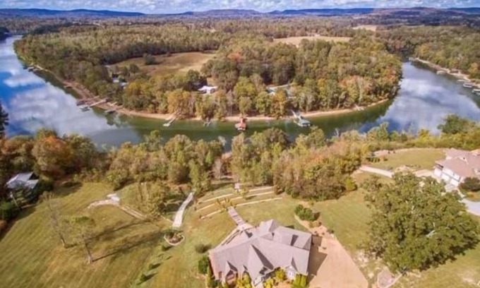 Rock Island Casa | Carefree on the Caney: Spacious 7-bedroom home on the Caney Fork River w/a dock