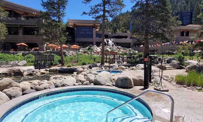 Olympic Valley Complejo | Carey's 2 Bd 2 Bath, Kitchenette, Palisades Slopeside Luxury Tahoe Condotel