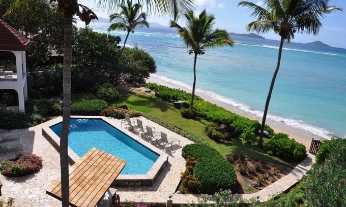 Spanish Town Villa | Villa de lujo de solo 6 dormitorios en la playa de Mahoe Bay, hermosamente renovada.