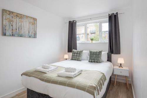 Bow Casa | Carlile House - 5 bedroom, Sleeps 8, Free Parking, 2 bathrooms by Damask Homes