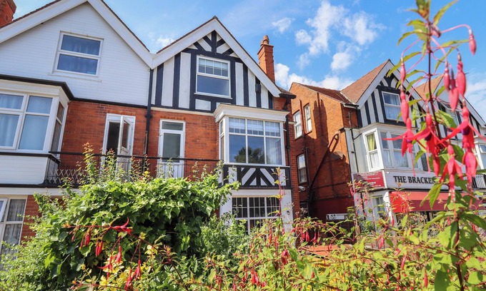 Skegness Casa | CARLTON HOUSE, pet friendly, character holiday cottage in Skegness