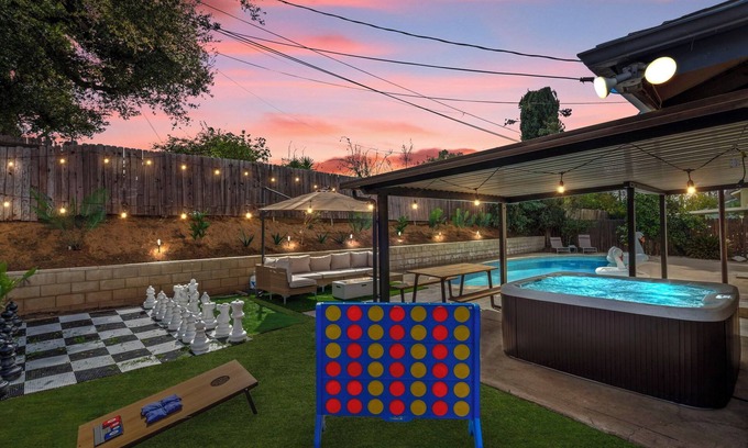 Eastside Casa | Carlton Serenity, Jacuzzi, Pool, BBQ, Games, Arcade, Fire Pit, 2 King Beds, Golf
