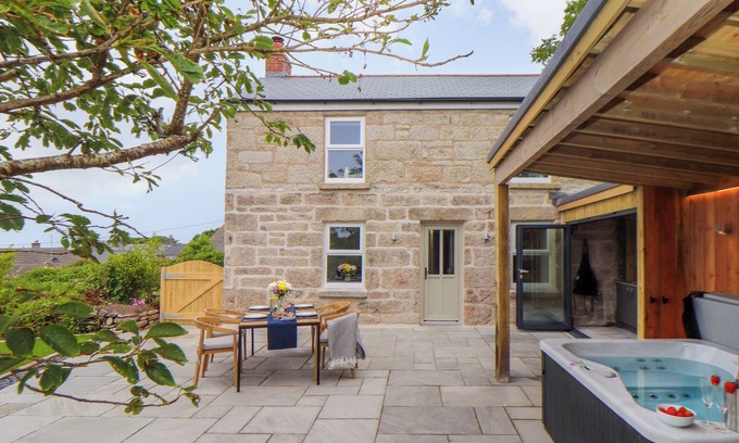 Lower Boscaswell Cabaña | CARN HOUSE, pet friendly, character holiday cottage in Pendeen