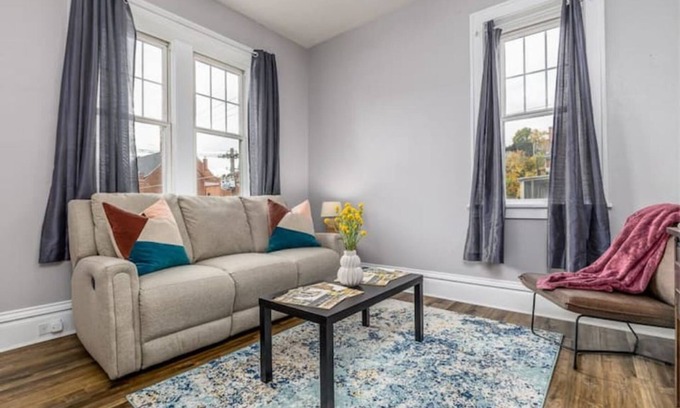 Dubuque Apartamento | Carnegie Corner-1 BR/1BA apt on Main St