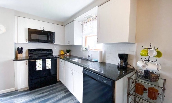 Carnegie Cabaña | Carnegie Cottage - Close to City and Busway!