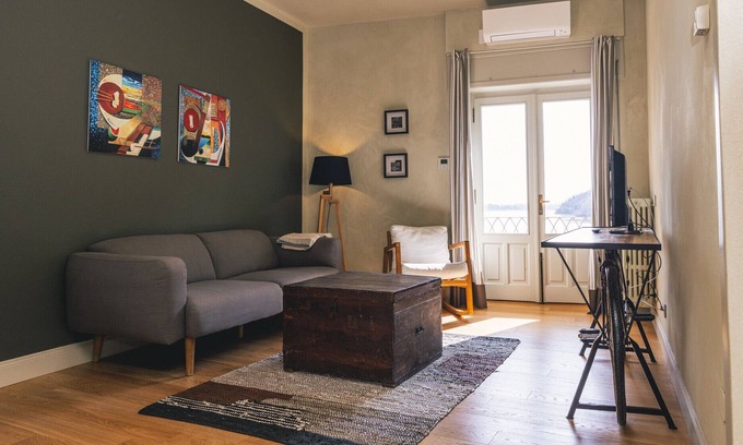 Mergozzo Apartamento | Carola A tastefully furnished apartment lakefront