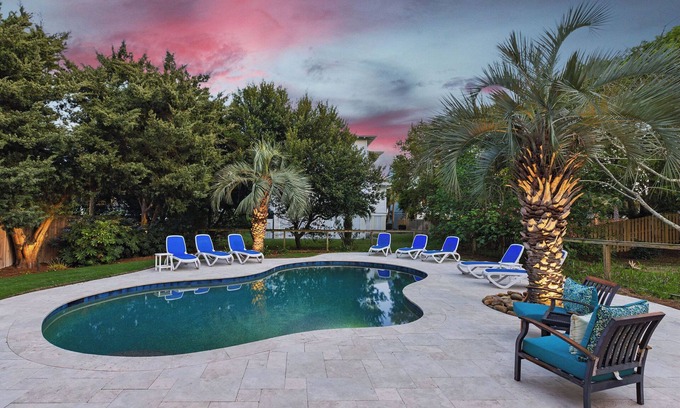 Isle of Palms Casa | Carolina Belle Recent Renovation 5 bd/4 ba Private Pool, Backyard Oasis, 3rd Row