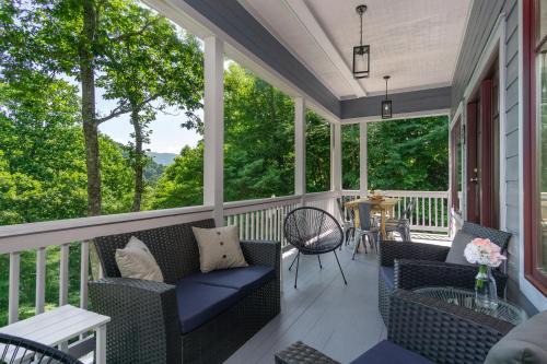 Laurel Ridge Casa | Carolina Blue Pet Friendly, Deck, Treetop Views