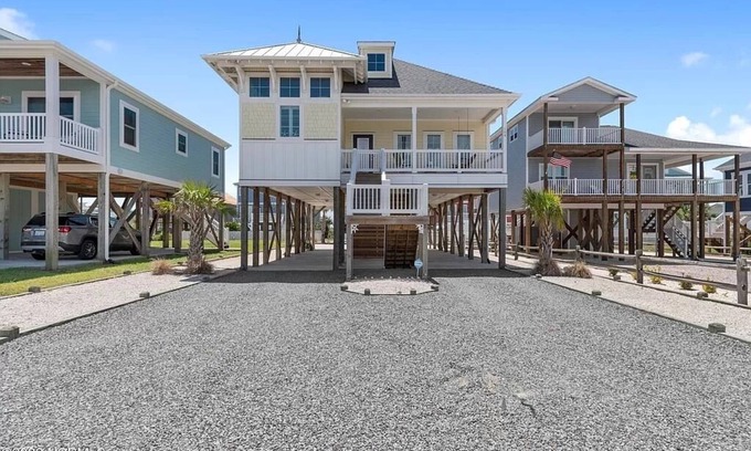 Holden Beach Casa | Carolina Skies Holden Beach. 3 min walk to beach! Premier Host -Guest Favorite!