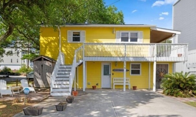 Wilmington Beach Villa | Carolina Sunshine (3-Bedroom Villa) by RedAwning
