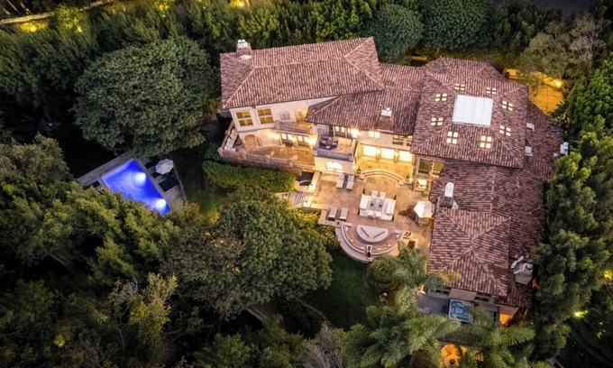 Holmby Hills Villa | Carolwood - Modern Tuscan Villa with Rolling Lawns and Loggia in Holmby Hills