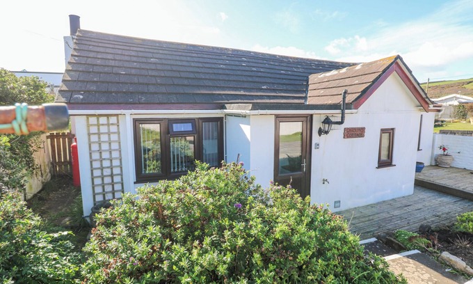 Praa Sands Cabaña | CAROLYNS COTTAGE, pet friendly, country holiday cottage in Praa Sands