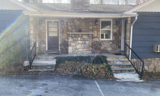 Gatlinburg Cabaña | Carr's Cottages Suites 15 & 16