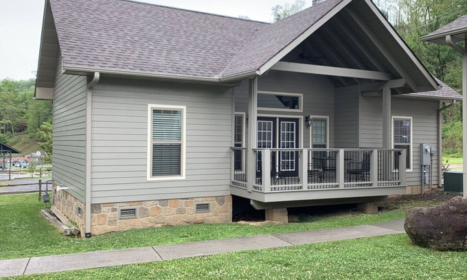 Gatlinburg Cabaña | Carr's Northside Cottages - 4 Queen Beds