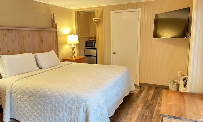 Gatlinburg Hotel | Carr's Northside Hotel - 1 King