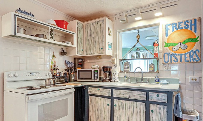 Lanark Village Cabaña | Carrabelle Cottage w/ BBQ Grill ~ 7 Mi to Beach!