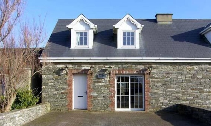 Kilkee Cabaña | CARRAIG BRIDE, pet friendly, with open fire in Kilkee, County Clare
