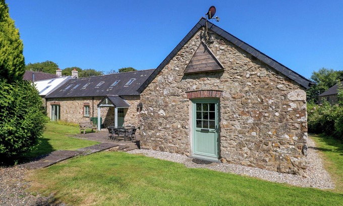 Hayscastle Cross Cabaña | CARREG LAS, pet friendly, country holiday cottage in Wolfscastle