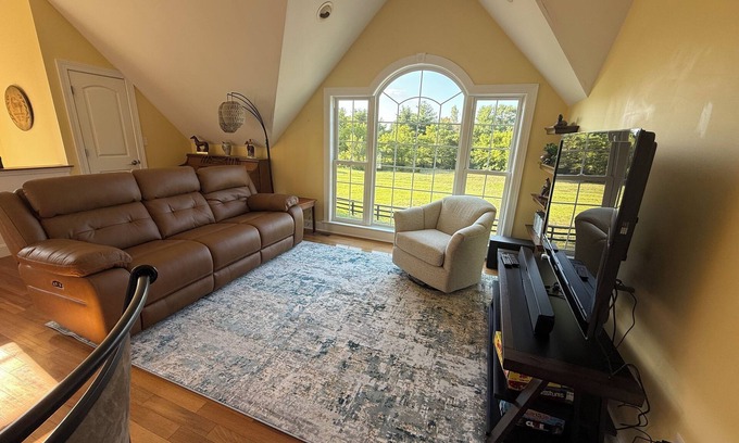 Simpsonville Cabaña | Carriage House Cottage on horse farm.