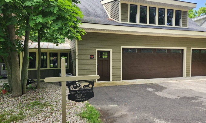 Leland Apartamento | Carriage House guest house located in quaint FISHTOWN, Leland, Michigan, US