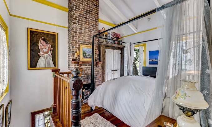 Beach Institute Cabaña | Carriage House in North Historic District. Pet Friendly! Fireplaces.