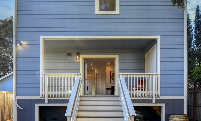 Napa Casa | CARRIAGE HOUSE ON COOMBS, renovated 1250 sf, downtown, Wineries, Entertainment