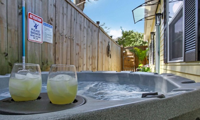 Metropolitan Casa | Carriage House W/ Hot Tub! Near Starland Yard