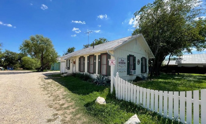 Bandera Casa | Carriage Inn - Cottage