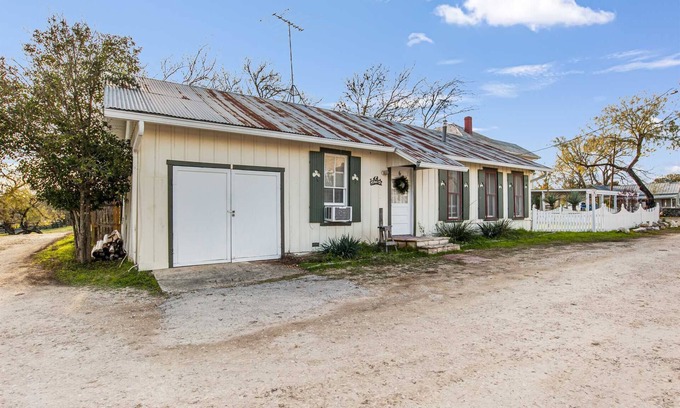 Bandera Casa | Carriage Inn - Cottage
