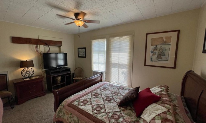 Bandera Casa | Carriage Inn - Tarpley Suite 5