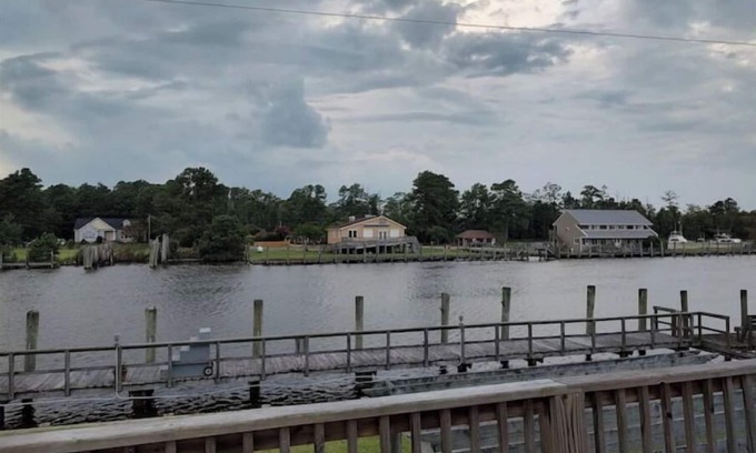 Coinjock Casa | Carrick Bend -Balcony View of ICW- Dog Friendly!