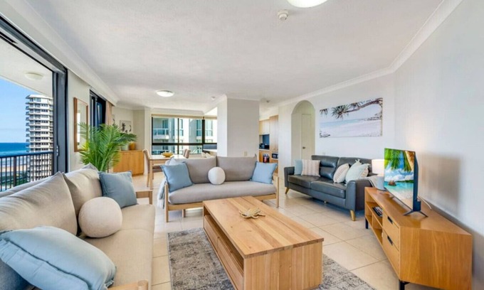 Main Beach Apartamento | Carrington Getaway - Ocean Views, WiFi & Parking