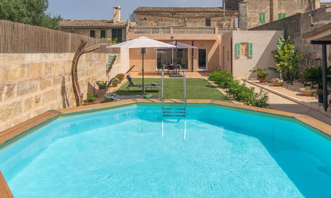Ariany Casa | CAS PADRI PEP - Encantadora casa de pueblo con piscina privada elevada. Wifi gratis.