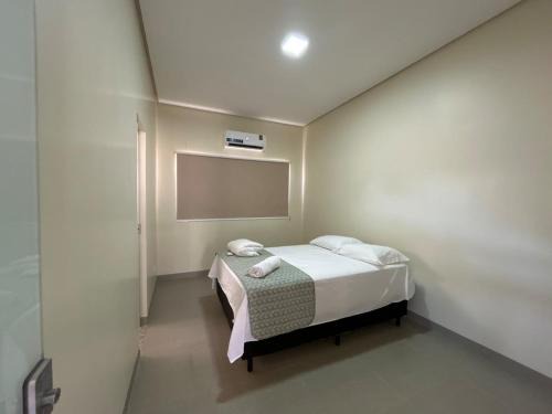 Plano Diretor Sul Casa | Casa 04 - Casa com 2 quartos, sendo uma suíte localizada próximo a rodoviária e o aeroporto